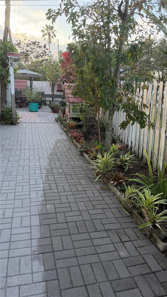 SAWGRASS VILLAGE - Residential Lease