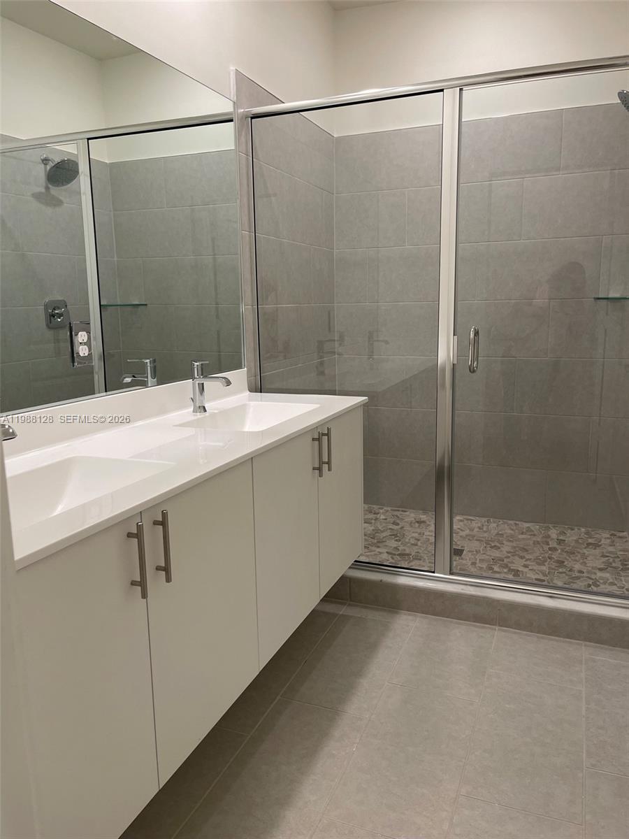 DOWNTOWN DORAL SOUTH PHAS - Residential Lease