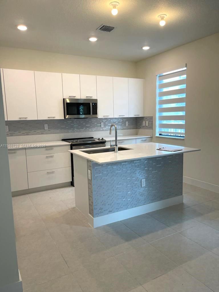 DOWNTOWN DORAL SOUTH PHAS - Residential Lease