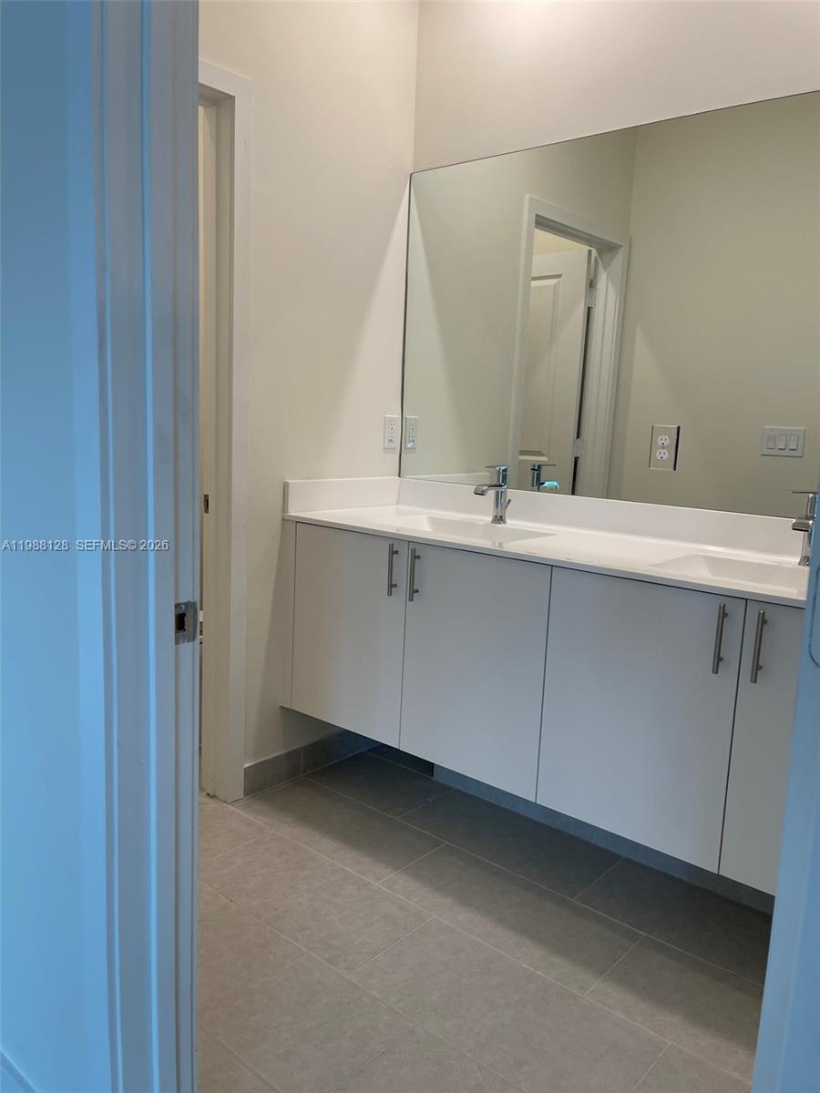 DOWNTOWN DORAL SOUTH PHAS - Residential Lease