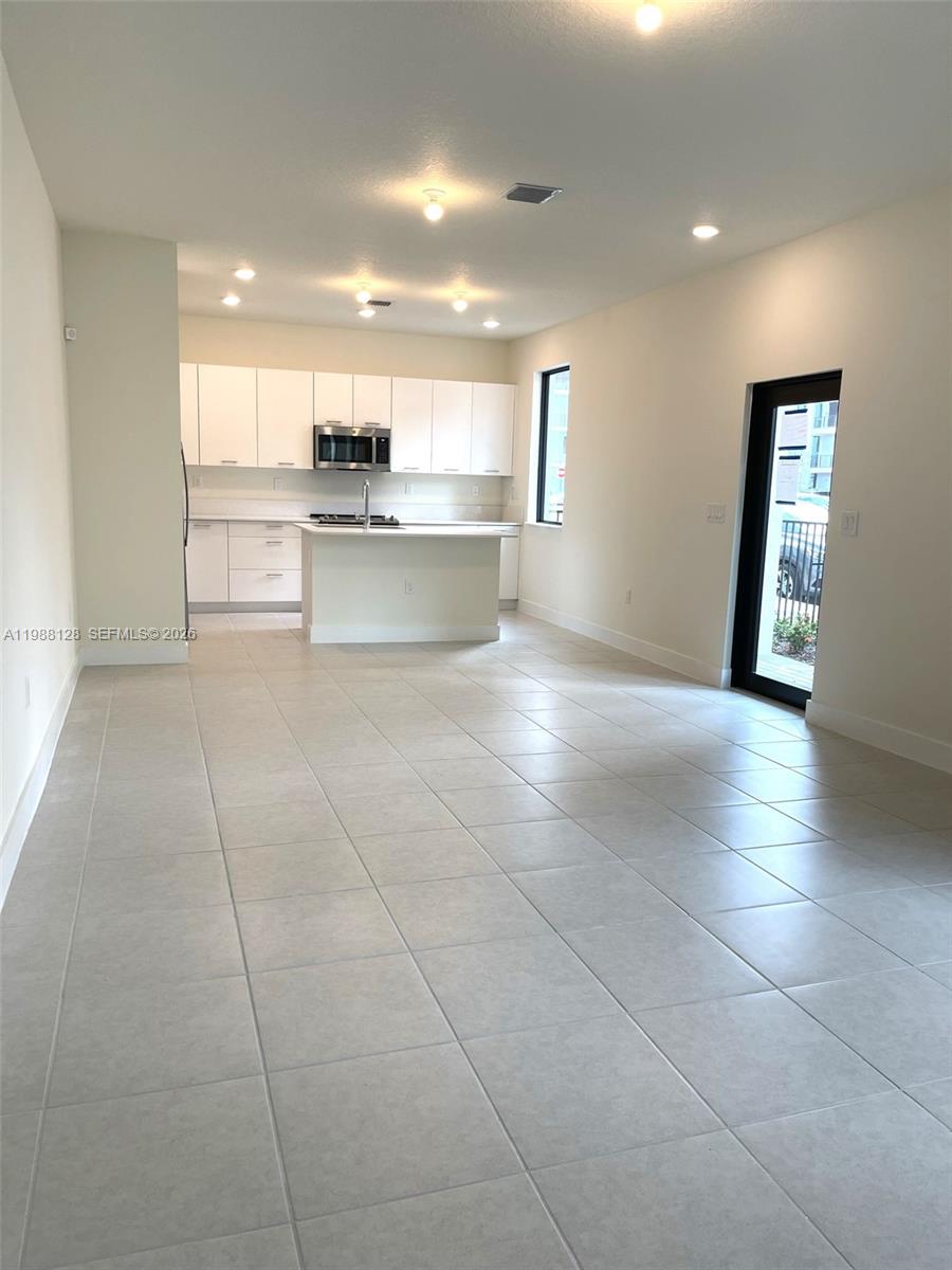 DOWNTOWN DORAL SOUTH PHAS - Residential Lease