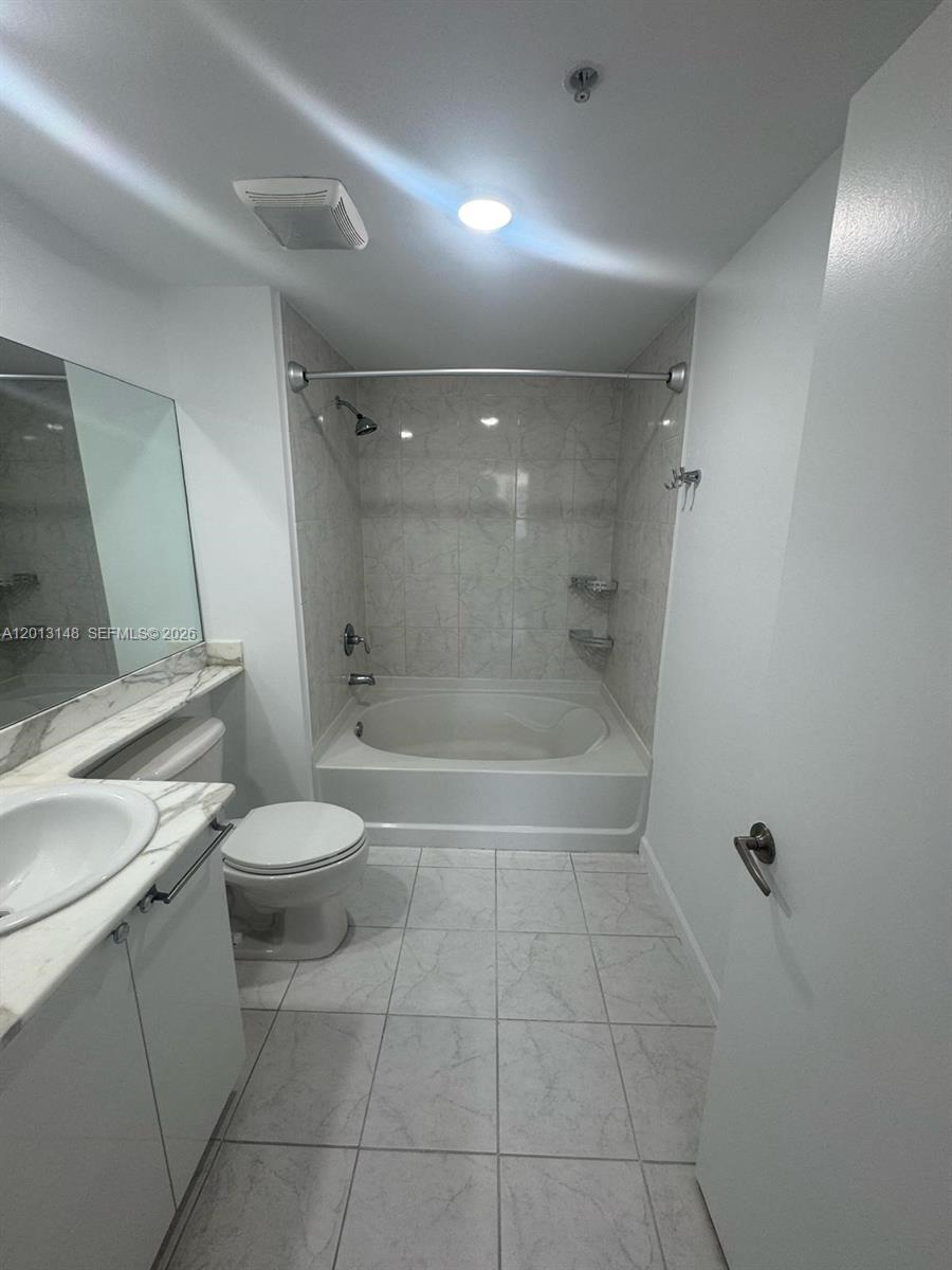 VENTURE AT AVENTURA WEST - Residential Lease