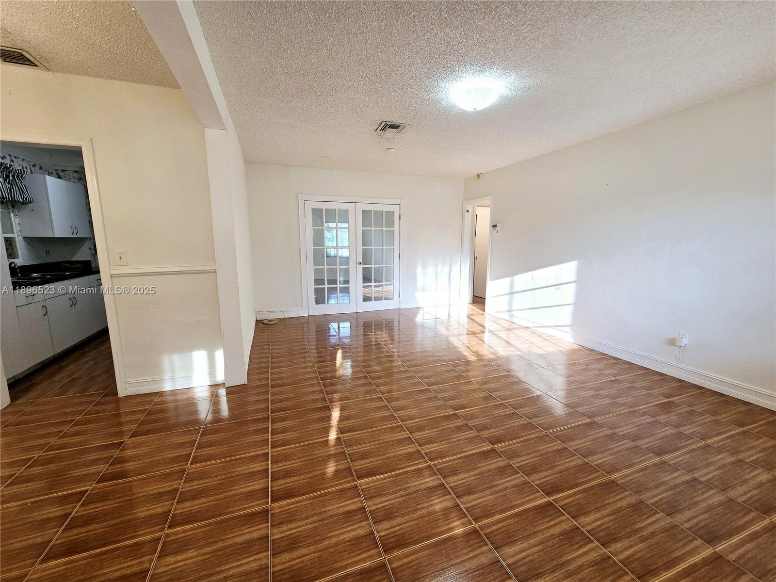 SUN RAY HOMES GREYNOLDS P - Residential Lease