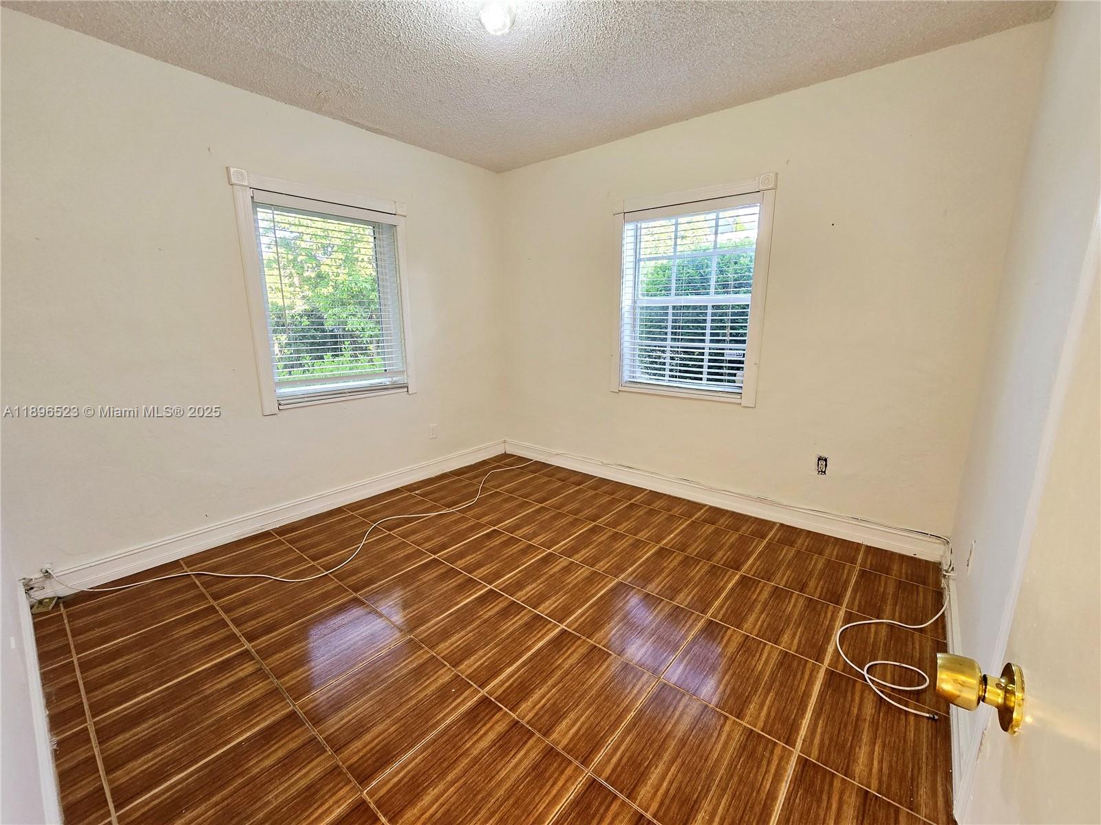 SUN RAY HOMES GREYNOLDS P - Residential Lease