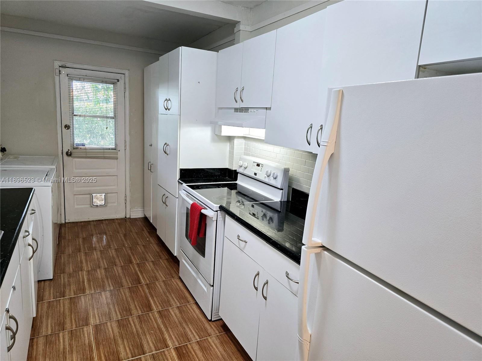 SUN RAY HOMES GREYNOLDS P - Residential Lease