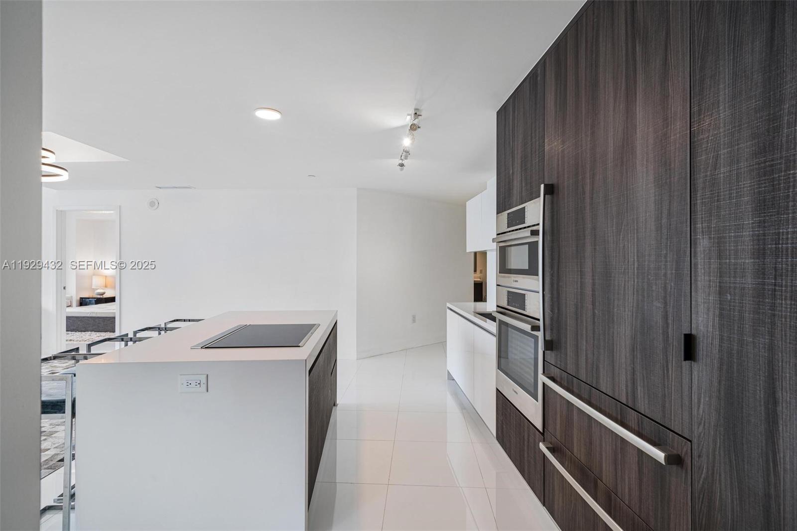 PARAMOUNT MIAMI WORLDCENT - Residential Lease