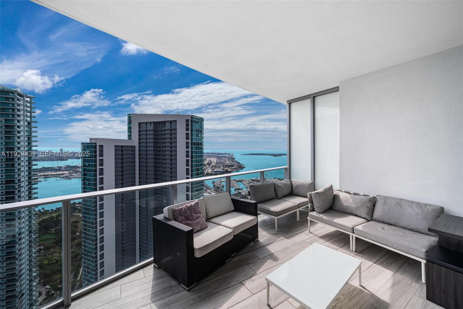 PARAMOUNT MIAMI WORLDCENT - Residential Lease