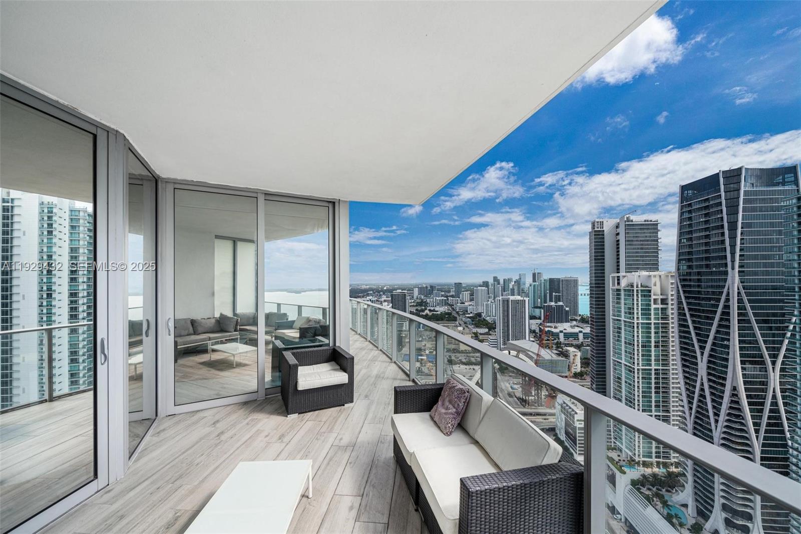 PARAMOUNT MIAMI WORLDCENT - Residential Lease
