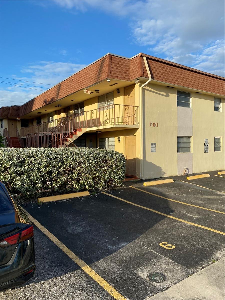 Great investment opportunity in a prime location on Hallandale Beach, east of US1.
10 unit multifamily building, 8 one bedrooms 2 two bedrooms. Fully rented, all updated and in good conditions.
Near the Gulf Stream Park and Casino and the Big Easy Casino. New developments in the area.