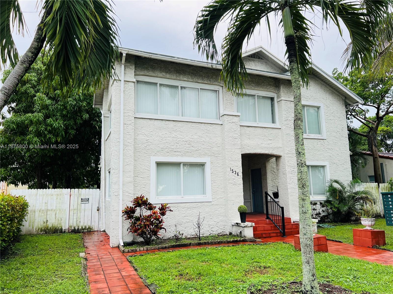 Beautiful 1Bed 1Bath Apartment on the second floor with a private washer and dryer, located directly in front of the golf course, offering relaxing and serene view atmosphere, 2 blocks from Publix and Young Circle, lots of Restaurants around. Very easy to show, Rapid Approval.
(PENDING REPAIRS ON THE BATHROOM)