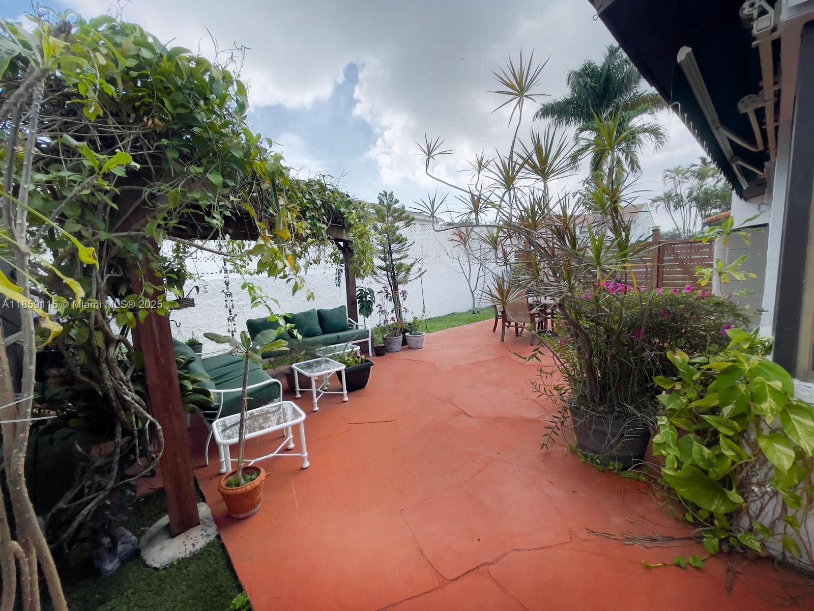 VILLAS ON THE GREEN - Residential