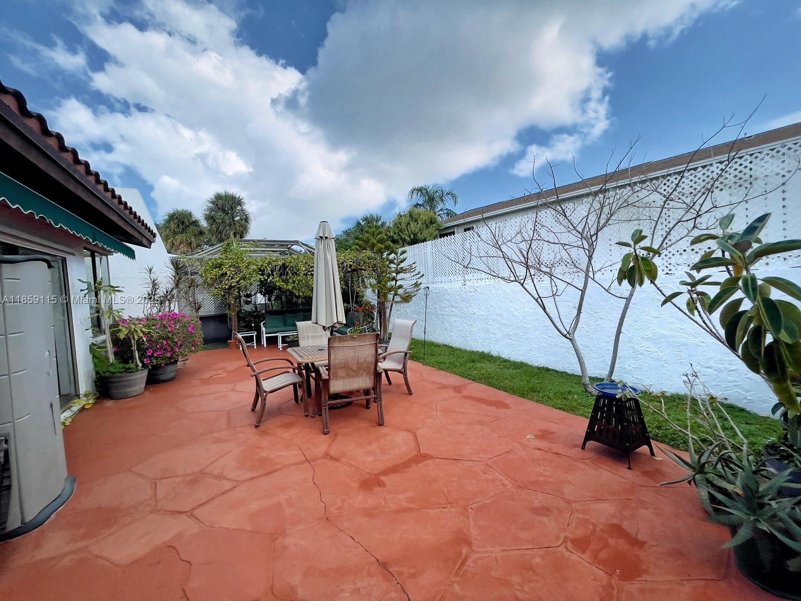 VILLAS ON THE GREEN - Residential