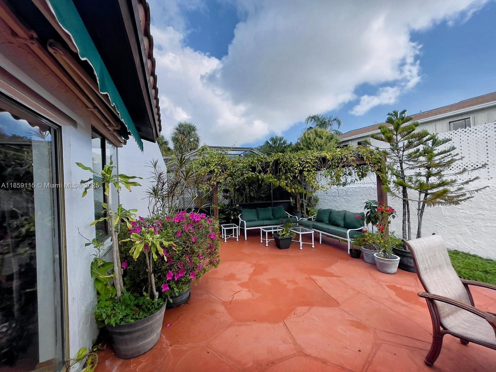 VILLAS ON THE GREEN - Residential