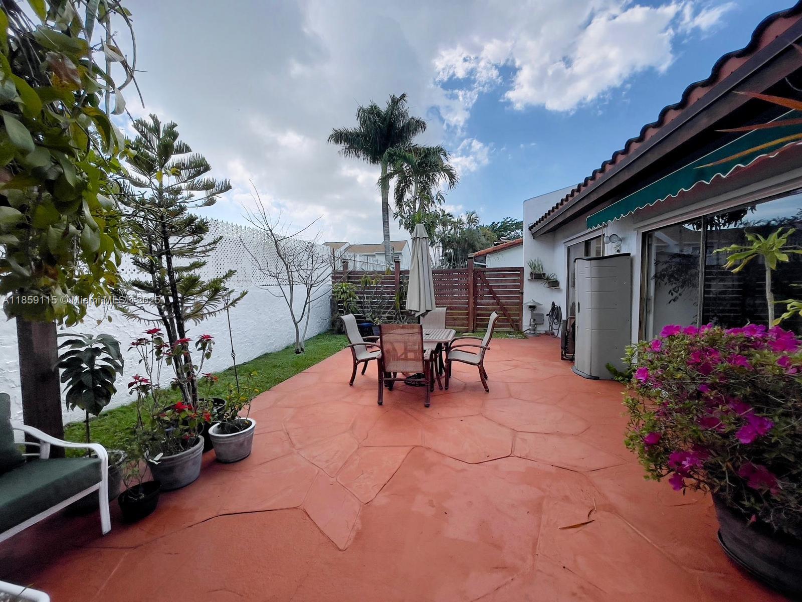 VILLAS ON THE GREEN - Residential