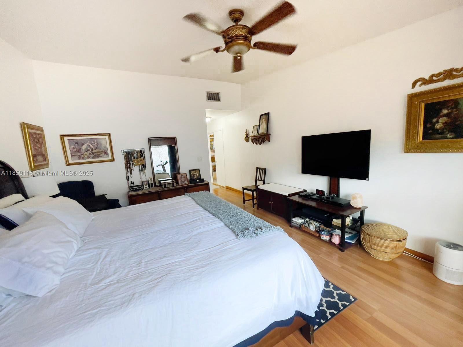 VILLAS ON THE GREEN - Residential