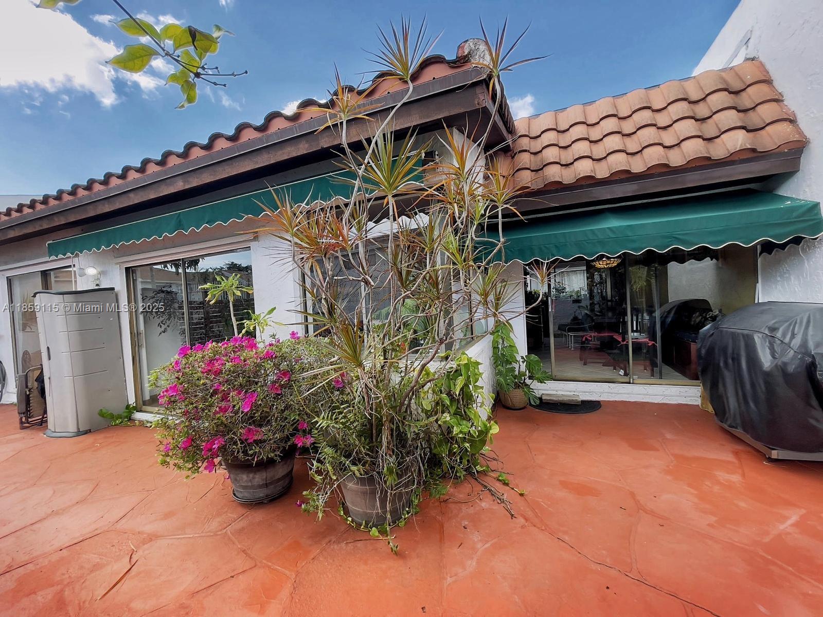 VILLAS ON THE GREEN - Residential