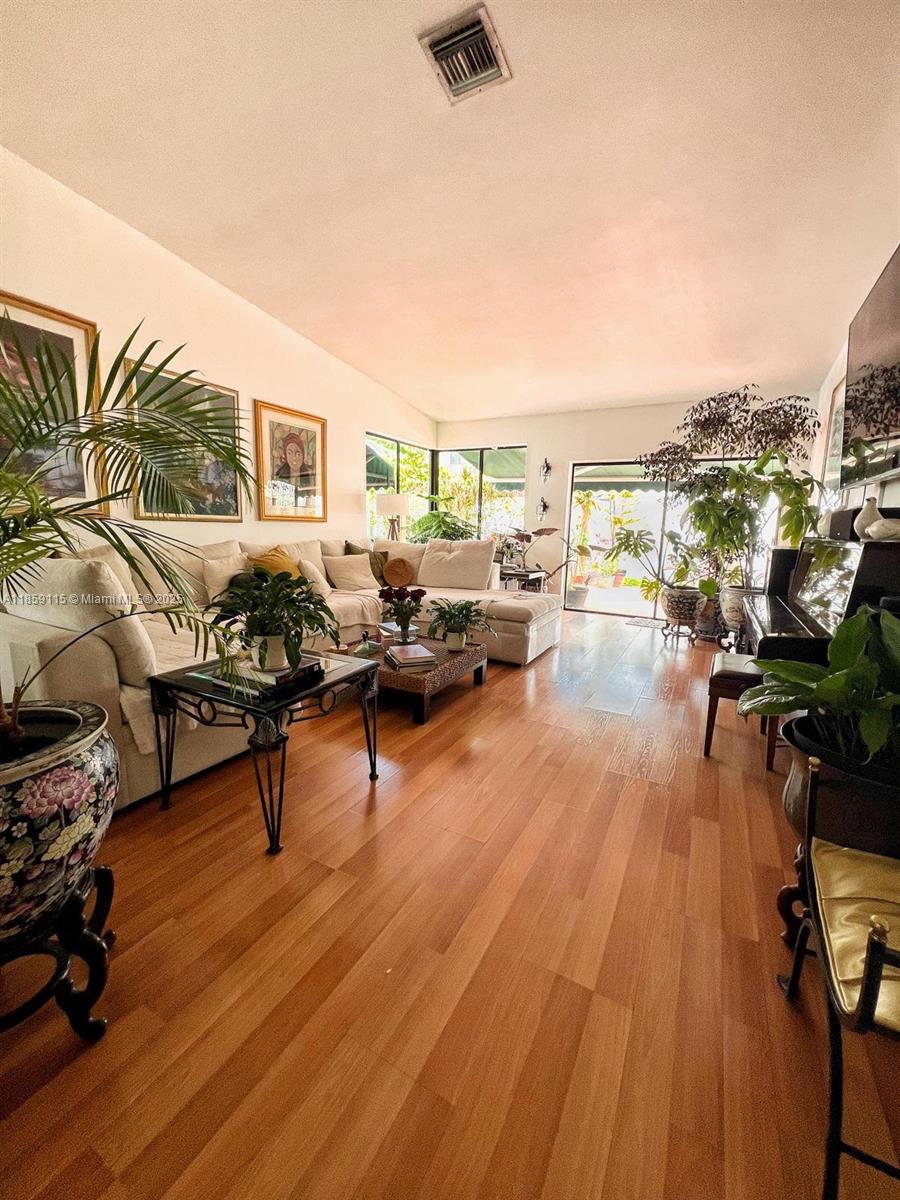 VILLAS ON THE GREEN - Residential