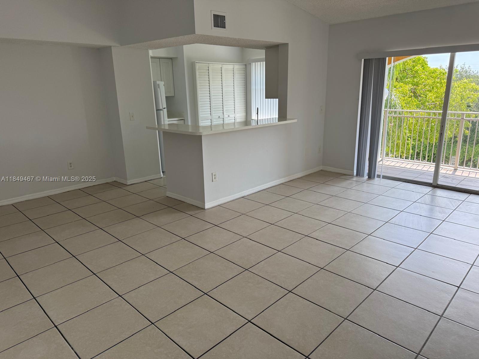 Beautiful 2-bedroom, 2-bath condo located in the resort-style community of La Via. Both bedrooms feature
spacious walk-in closets, and the unit has been freshly painted. It includes a full-sized washer and dryer for added
convenience. Enjoy the extensive amenities this gated community has to offer, including a resort-style pool, indoor
racquetball court, fully equipped gym, elegant clubhouse, BBQ/picnic area, car wash facility, and more. Ideally
located near highways, shopping malls, restaurants, and hospitals.