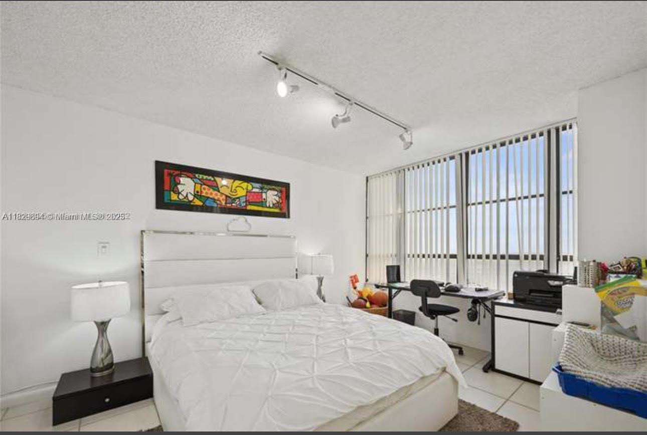 500 THREE ISLANDS 509, Hallandale Beach, FL, 33009/$365,000 2 500 THREE ISLANDS 509