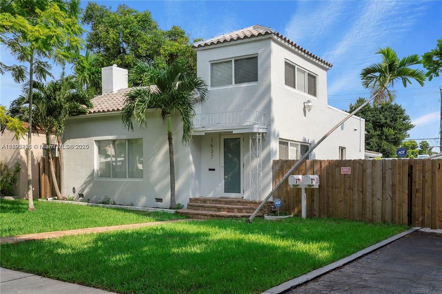 4 Bed 2 Bath with upstairs den/ office with a beautiful view. Fully remodeled house in a triplex complex. New washer and dryer inside. High impact windows and doors, vinyl floors, SS appliances, granite counter tops, new bathroom, great view. Walking distance to US1, Downtown Hollywood and Young Circle Pets Ok with security deposit. Tenants pay for water, gas and electricity.
