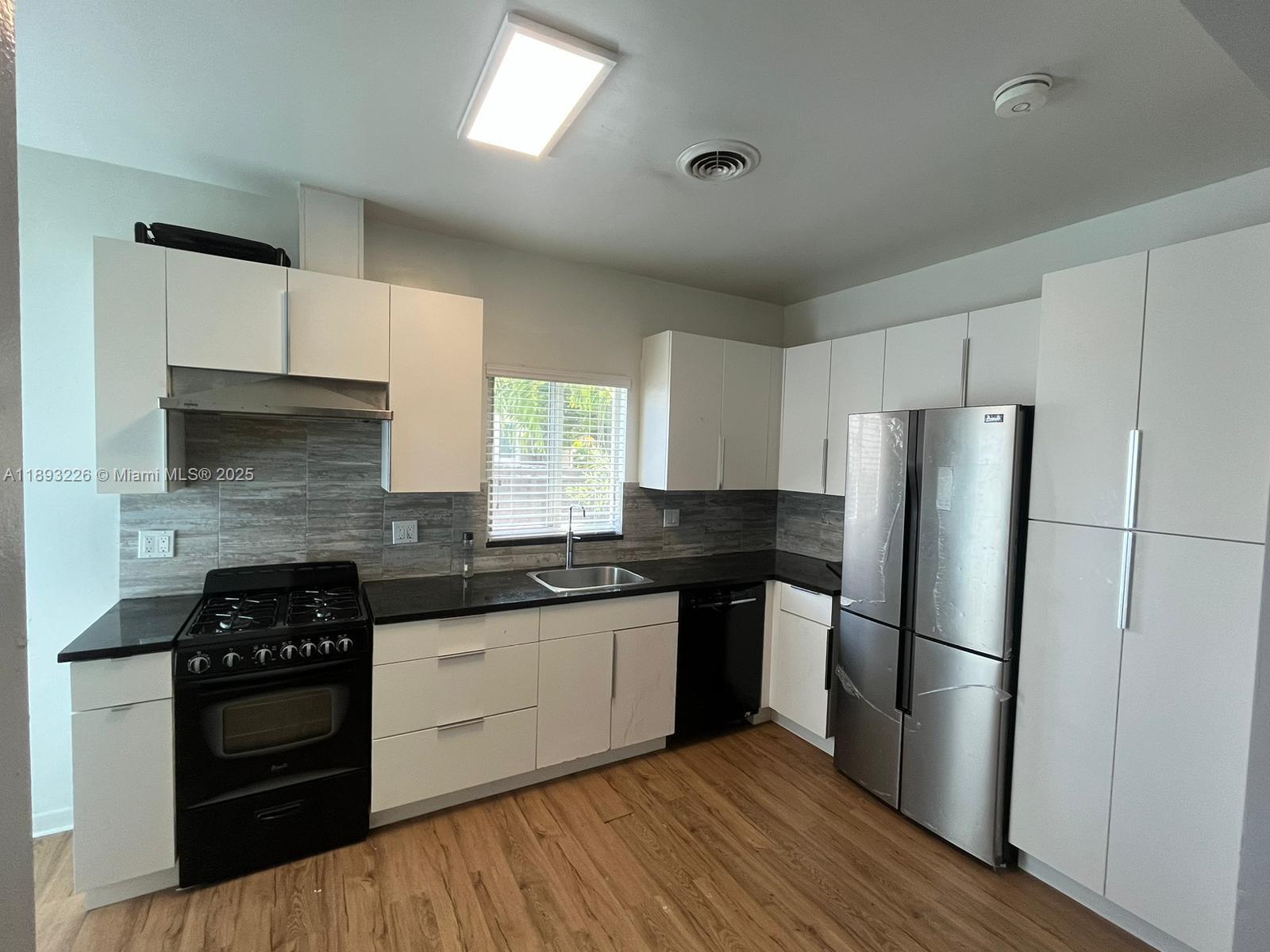 HOLLYWOOD - Residential Lease