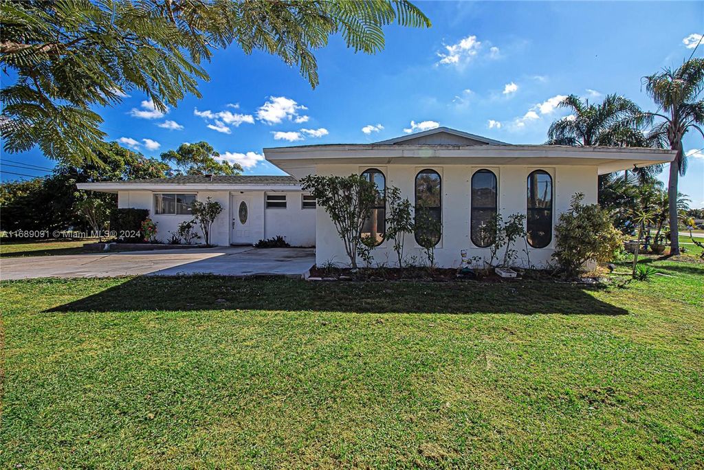 Photo of 302 SE Verada Ave, Port Saint Lucie, FL 34983 (MLS # A11689091)