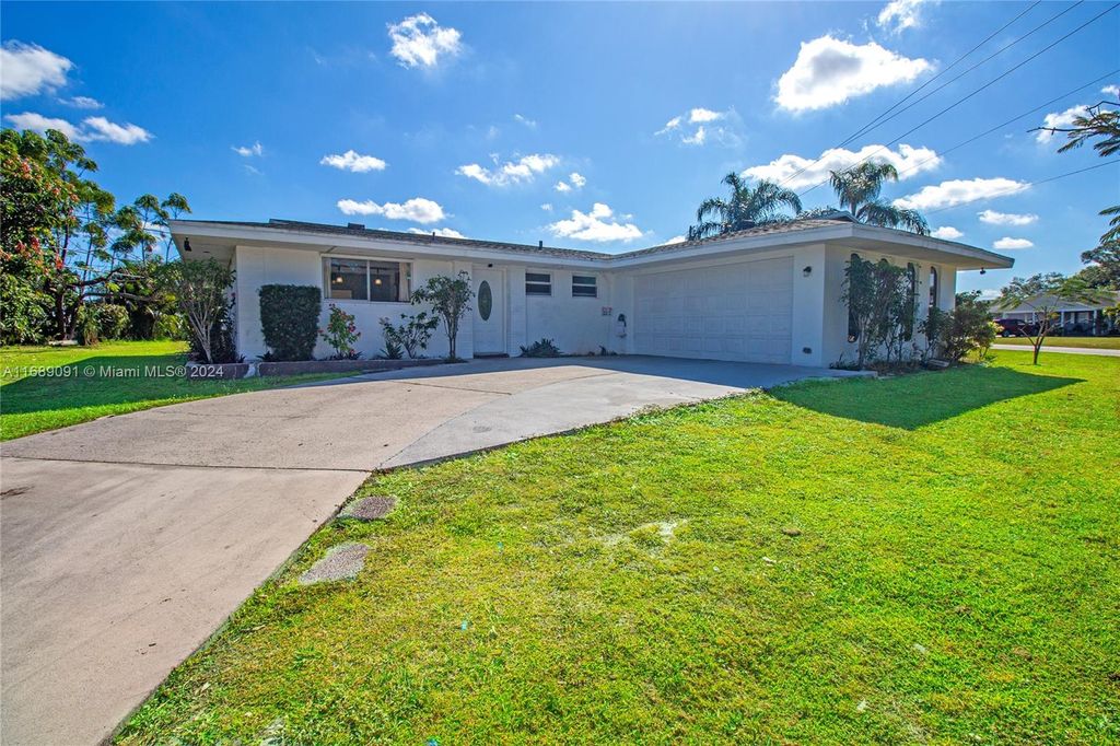 Photo of 302 SE Verada Ave, Port Saint Lucie, FL 34983 (MLS # A11689091)