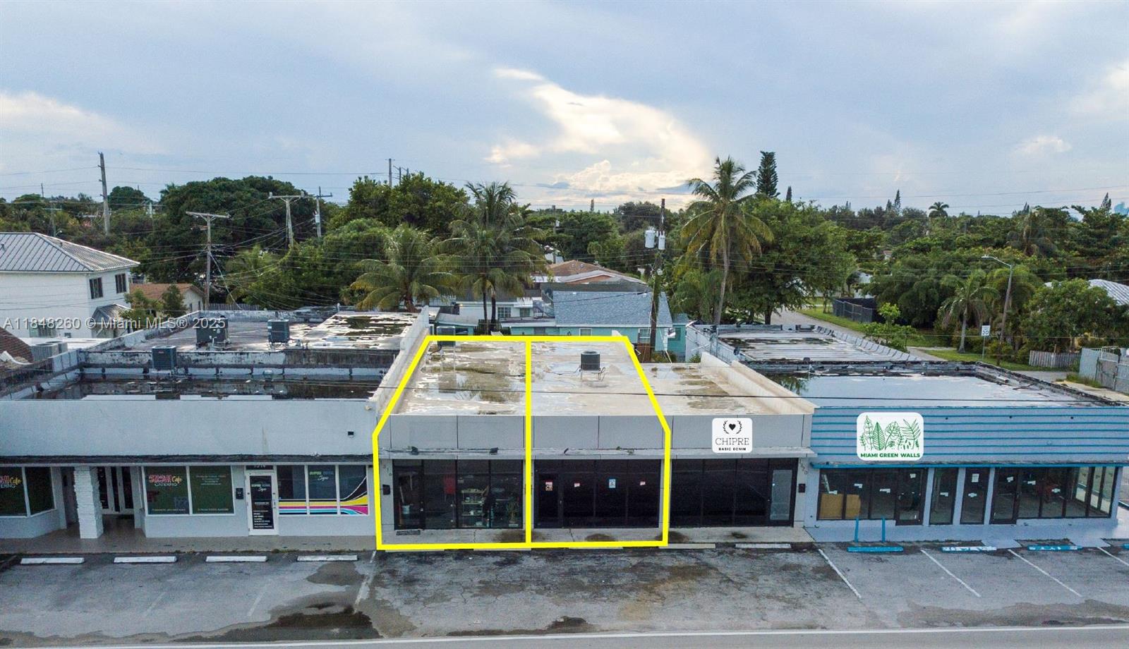 Prime location just minutes from Hollywood Blvd, US-1, I-95, and Hollywood Beach. Ideal for office, retail, or flex uses. Spaces offer a clean vanilla shell buildout, ample parking, and quick occupancy within 30 days. The larger unit is suitable for light industrial, auto, showroom, or retail concepts and includes gated outdoor space. Excellent accessibility to I-95 and Biscayne Blvd, with easy connections to Aventura, Sunny Isles, and North Miami Beach.