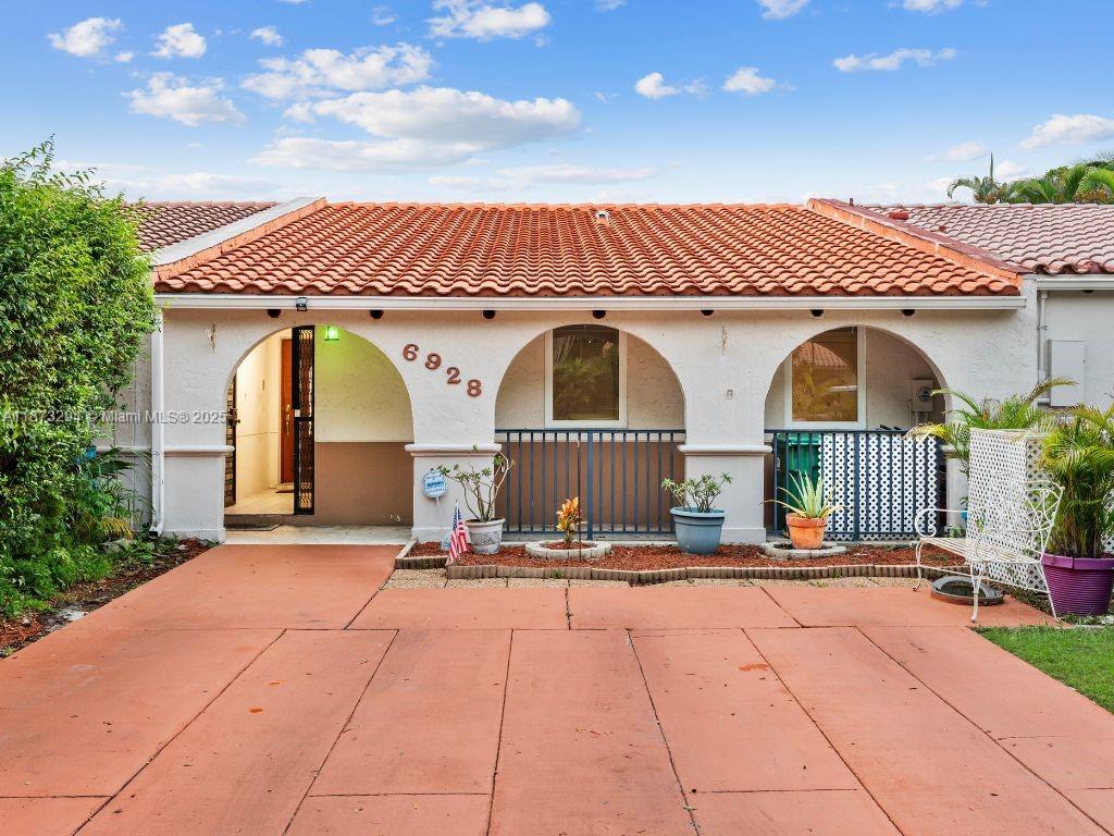 Spacious 3/2 lakefront villa in the heart of beautiful Miami Lakes. Updated kitchen and bathrooms. Impact windows. Centrally located close to schools, shopping, restaurants and major highways. Endless potential.