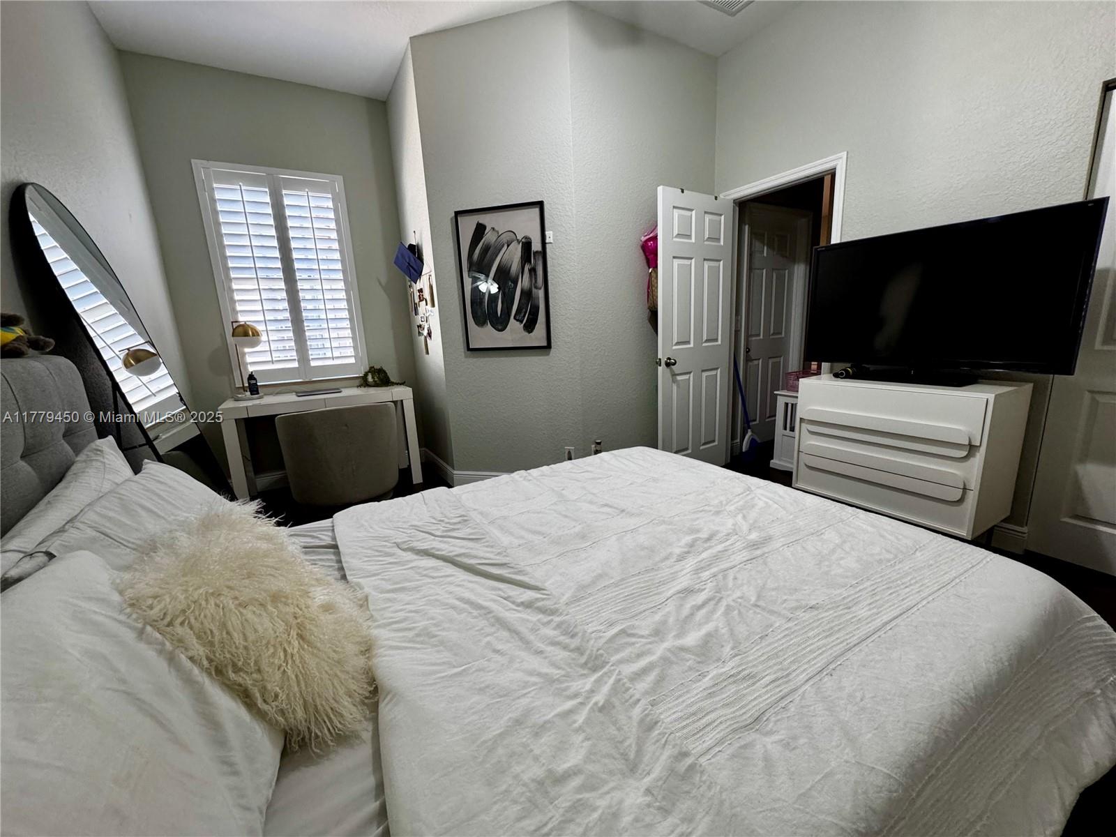 LEGENDS AT THE GARDENS CO - Residential Lease
