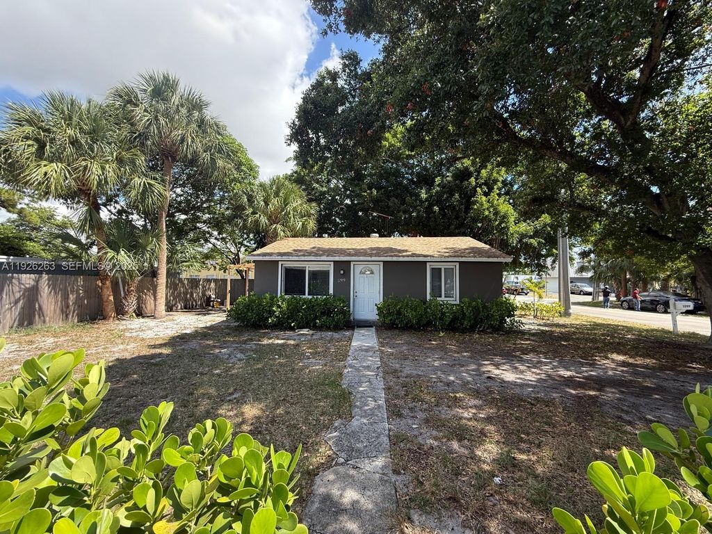 Photo of 1299 NE 40th Ct #1299, Oakland Park, FL 33334 (MLS # A11926263)