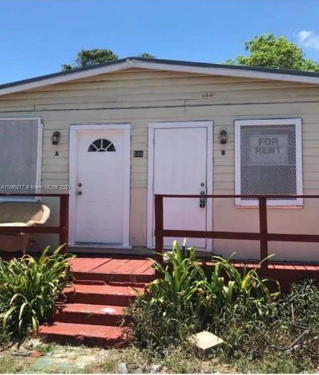 Beautiful 2 Beds 1 Bath easy to show, easy to apply.