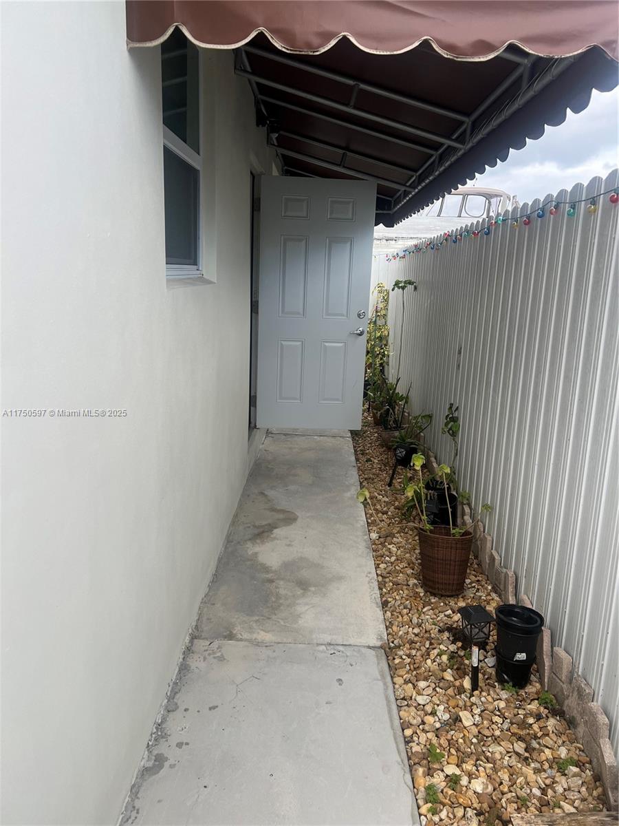 Rental Property at 11971 Sw 195th St 1, Miami, Broward County, Florida - Bedrooms: 1 
Bathrooms: 1  - $1,500 MO.
