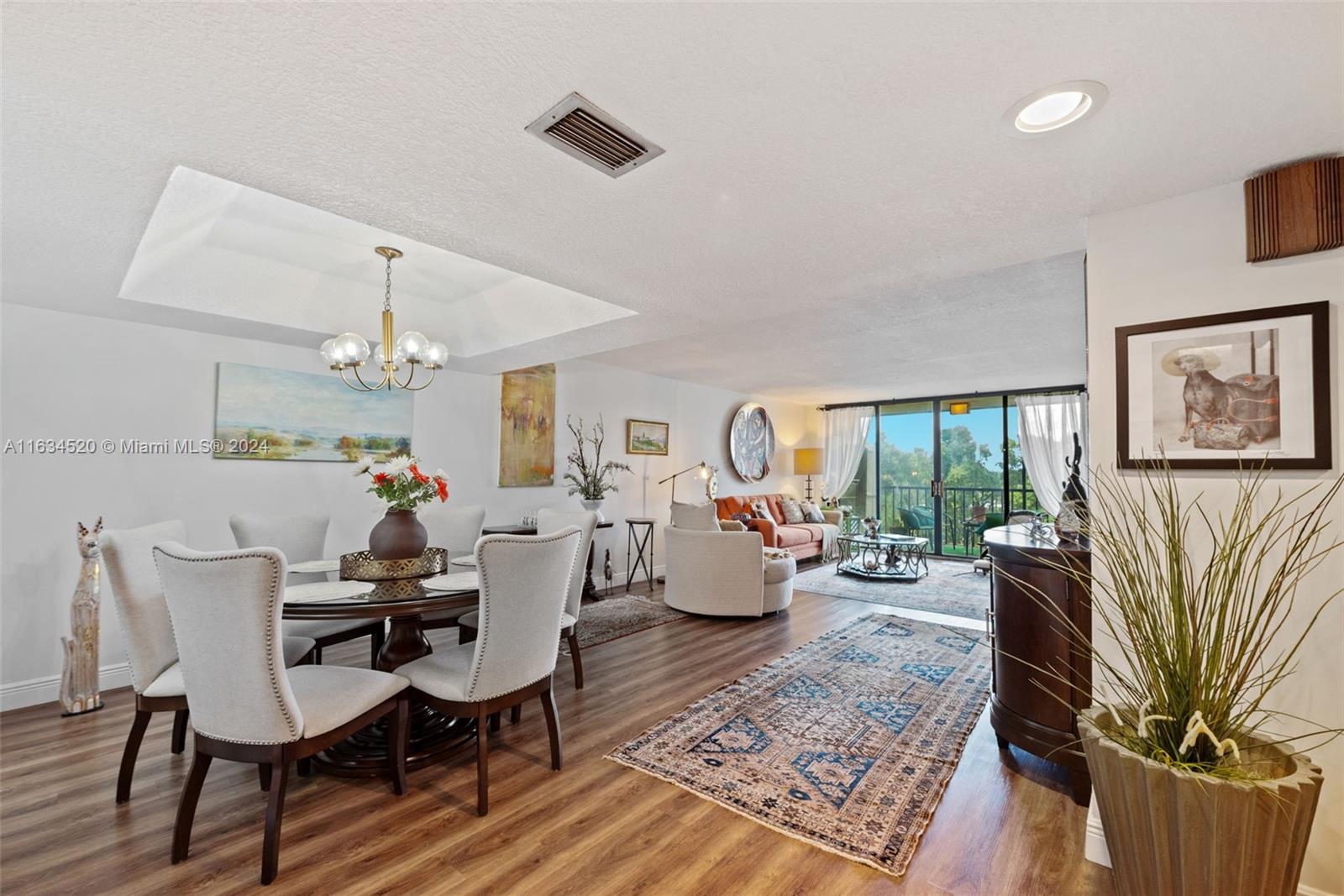 Spacious, 1bedroom & 1.5 bathroom in the community of Doral Oaks and prestige Doral Park Club for enjoyment. This impeccable furnished apartment with 1,230 sq. Ft., new flooring, a large Master bedroom, and a balcony with in viewed to a golf course is ready to move in. Great location! accessible to Turnpike and Palmetto expressways, Doral has it all! Parks, excellent schools, hospitals, urgent care, mall’s, entertainment and security.