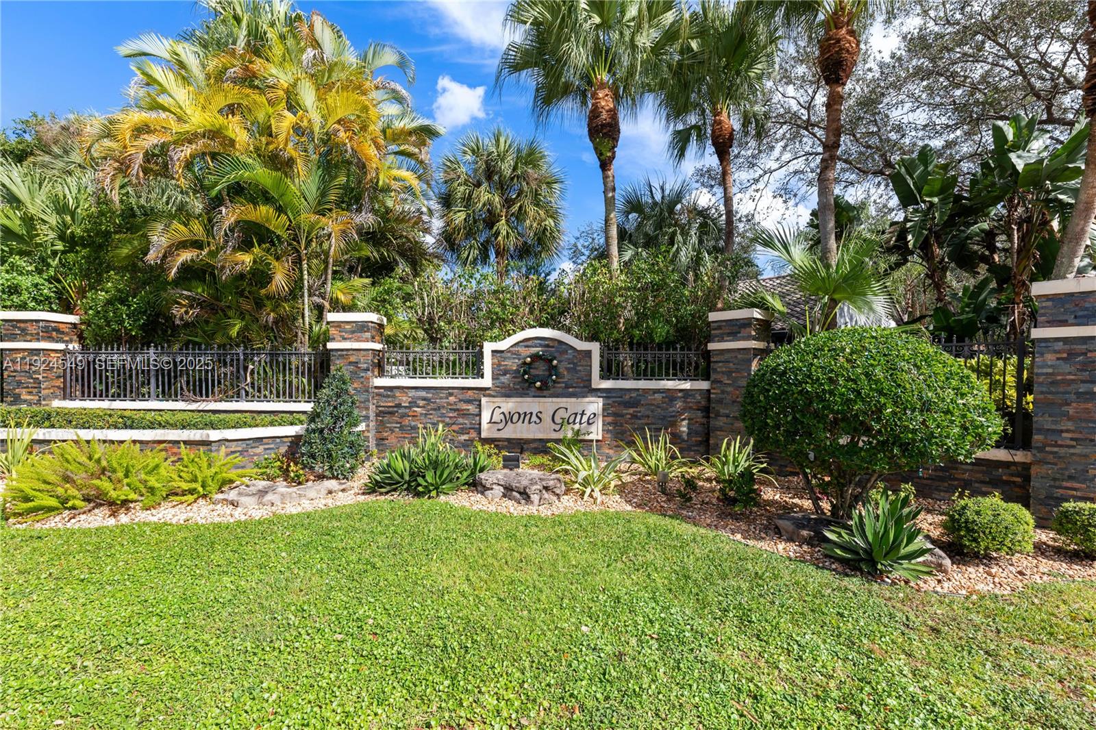 SABAL PINES - Residential