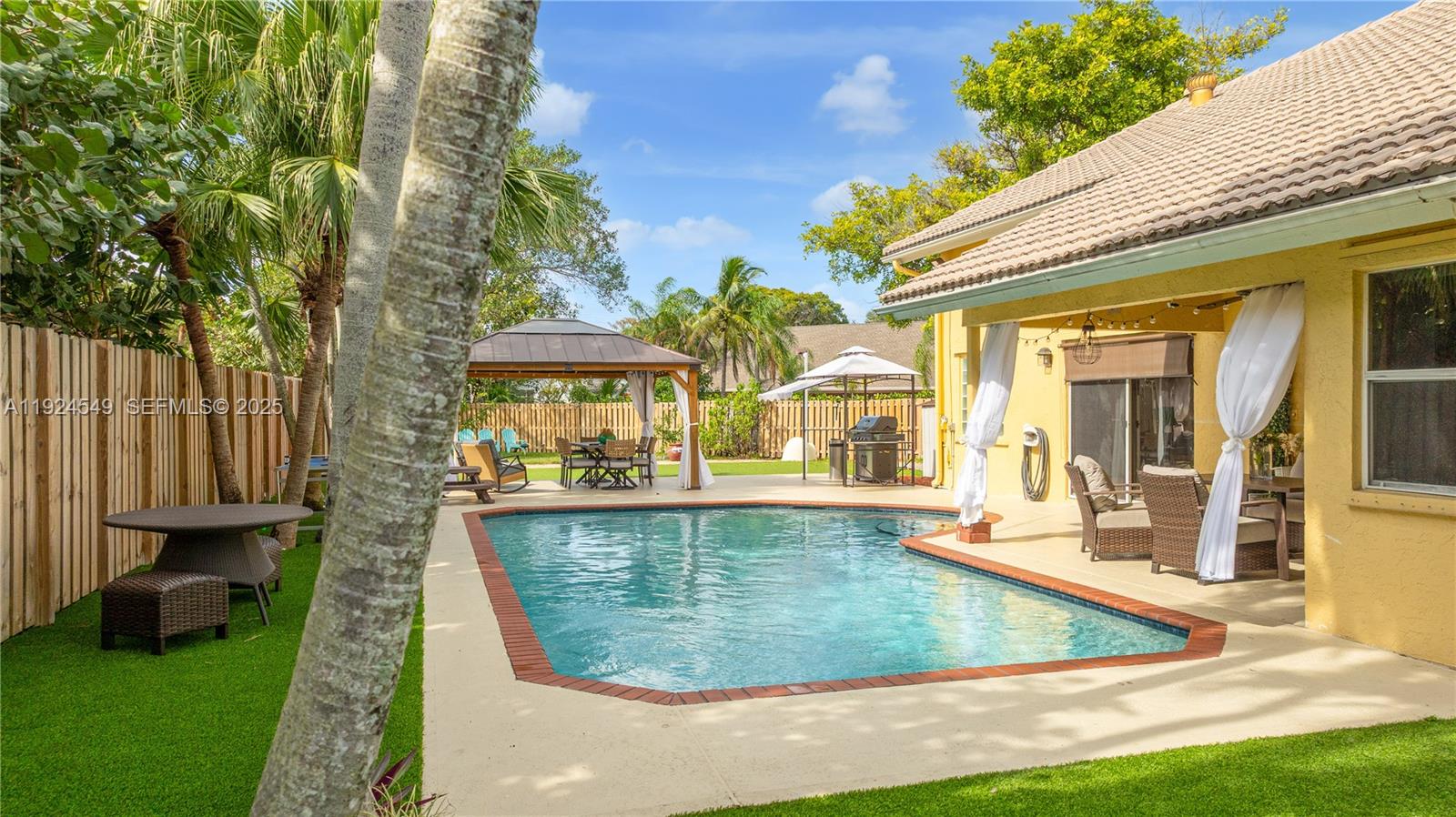 SABAL PINES - Residential