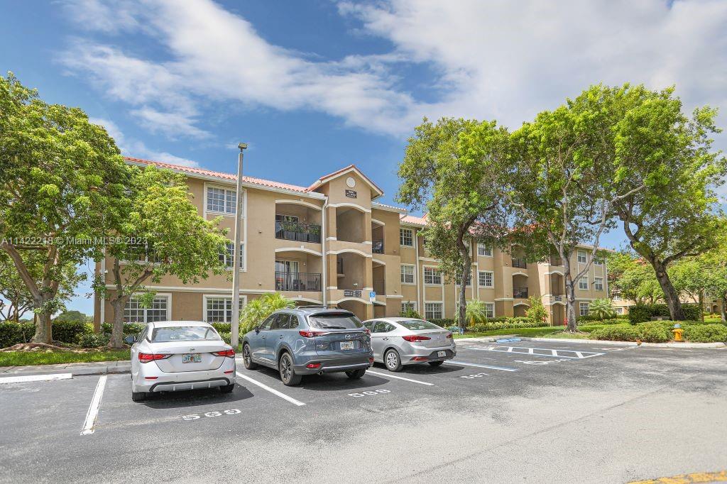 GREAT CONDO IN THE HEART OF PEMBROKE PINES. LARGE 2 BEDROOMS WITH 2 BATHS. GROUND FLOOR UNIT WITH EXTENDED PATIO, ONE ASSIGNED PARKING. GREAT LOCATION IN MARQUESA. OPEN AND SPLIT FLOOR PLAN. FULL SIZE WASHER-DRYER. LAMINATE FLOORING IN LIVING AREAS AND BEDROOMS. NICE KITCHEN. GATED COMMUNITY WITH A BEAUTIFUL CLUBHOUSE AND AMENITIES. CLOSE TO THE MALL, RESTAURANTS, CB SMITH PARK AND I-75.