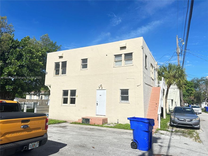 NICE COZY APARTMENT, FIRST FLOOR, 1 BEDROOM 1 BATHROOM, (TUB) TILE AND WOOD FLOORING, SPACIOUS EATING KITCHEN, WALKING DISTANCE TO DOWNTOWN HOLLYWOOD, WHITE APPLIANCES. NO ASSOCIATION, QUICK APPROVAL. EASY TO SHOW. ON LOCK BOX.