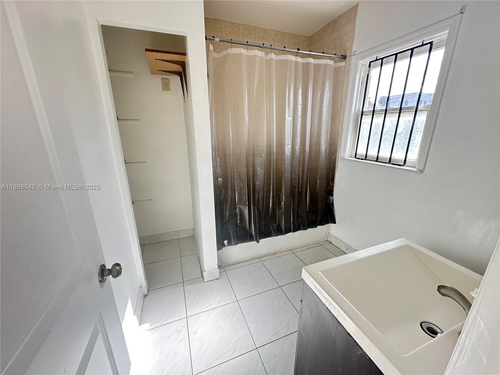 HOLLYWOOD - Residential Lease