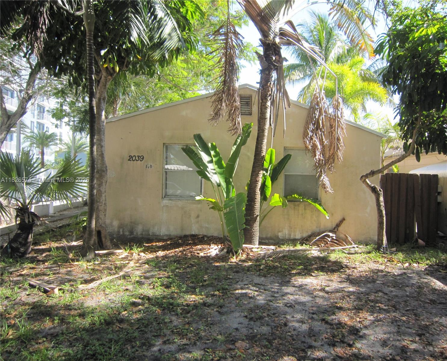 Hollywood. Downtown. Super Two Bedroom. One Bath. Recently Remodeled Kitchen & Bath. Freshly Painted. Front Porch. Three A/C Units. Two Fans. Perfect Move In Condition.