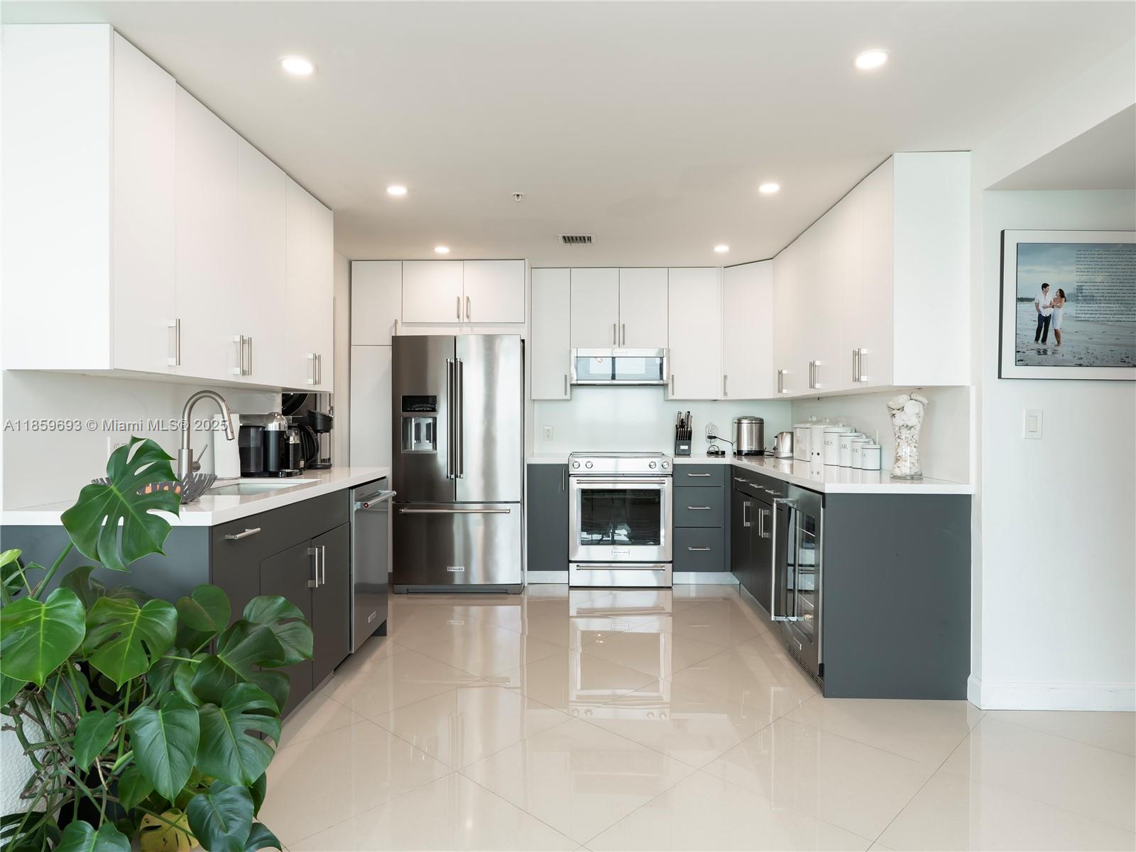 1900 N Bayshore Dr 3712