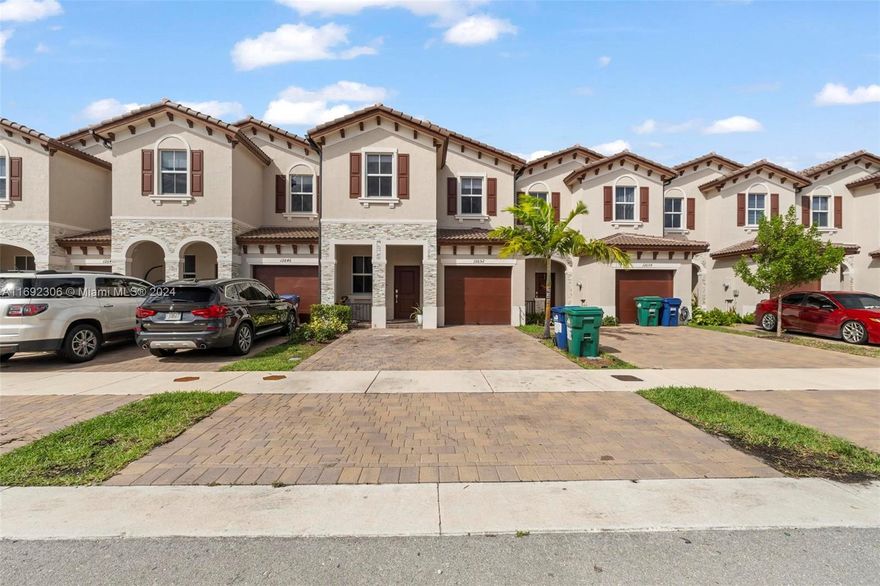 Come discover this incredible Townhome in the gated and secure community of Westview. With 4 spacious bedrooms and 2.5 bathrooms located on the upper level, this property features a primary suite with an impressive walk-in closet and an exquisitely remodeled bathroom with dual sinks.

Step outside to a private backyard with serene lake views and a BBQ area, perfect for outdoor enjoyment. This home, located in a secure community, offers excellent access to highways: just 15 minutes from Downtown - Brickell, 18 minutes from Doral, and 20 minutes from Miami International Airport.

The community boasts a spectacular resort-style clubhouse, a playground, pet-friendly areas, and much more to enjoy in an exclusive and peaceful setting. Your dream home awaits you in Westview!