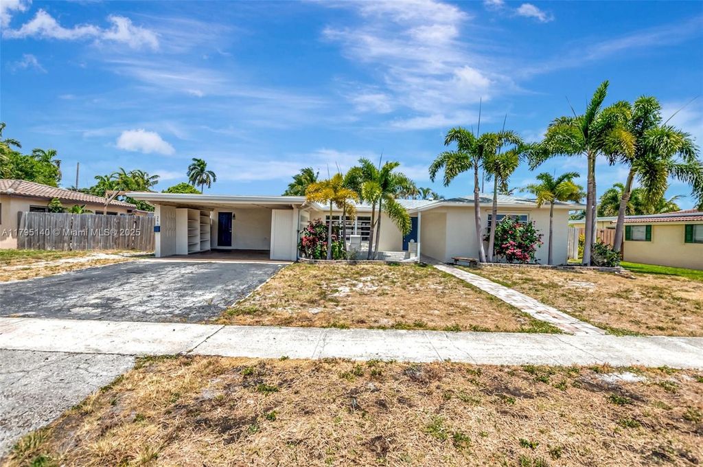 Photo of 261 NE 28th Rd, Boca Raton, FL 33431 (MLS # A11795140)