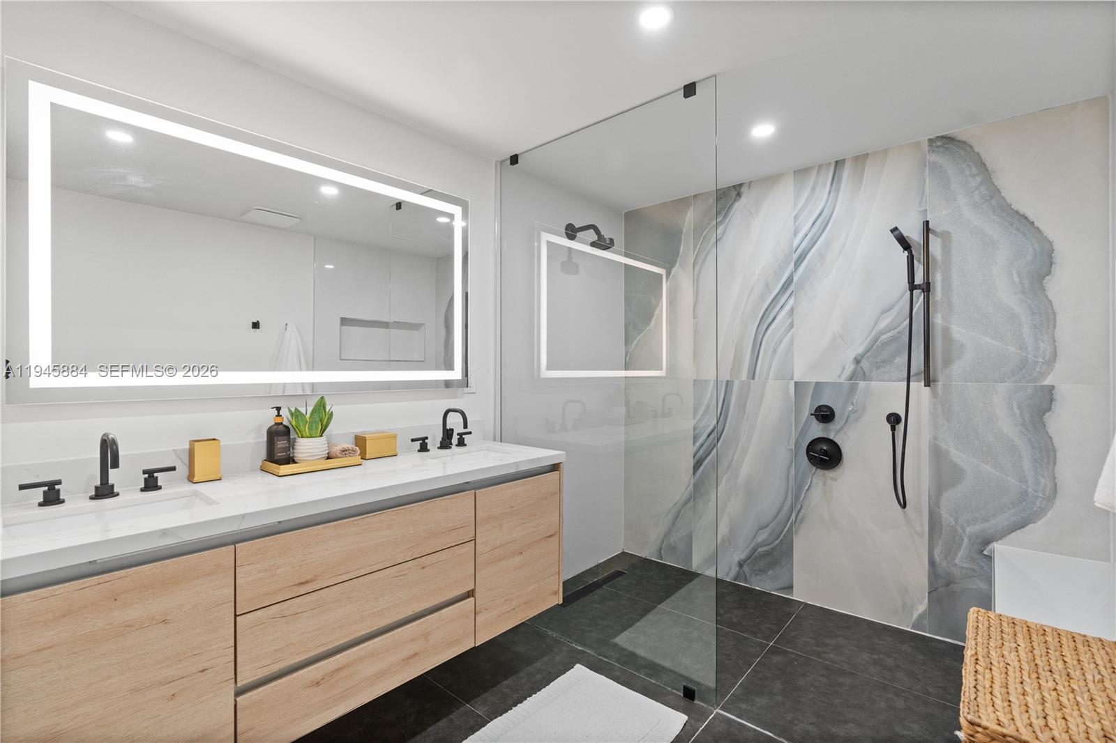 BISCAYNE LAWN AMD PLAT - Residential