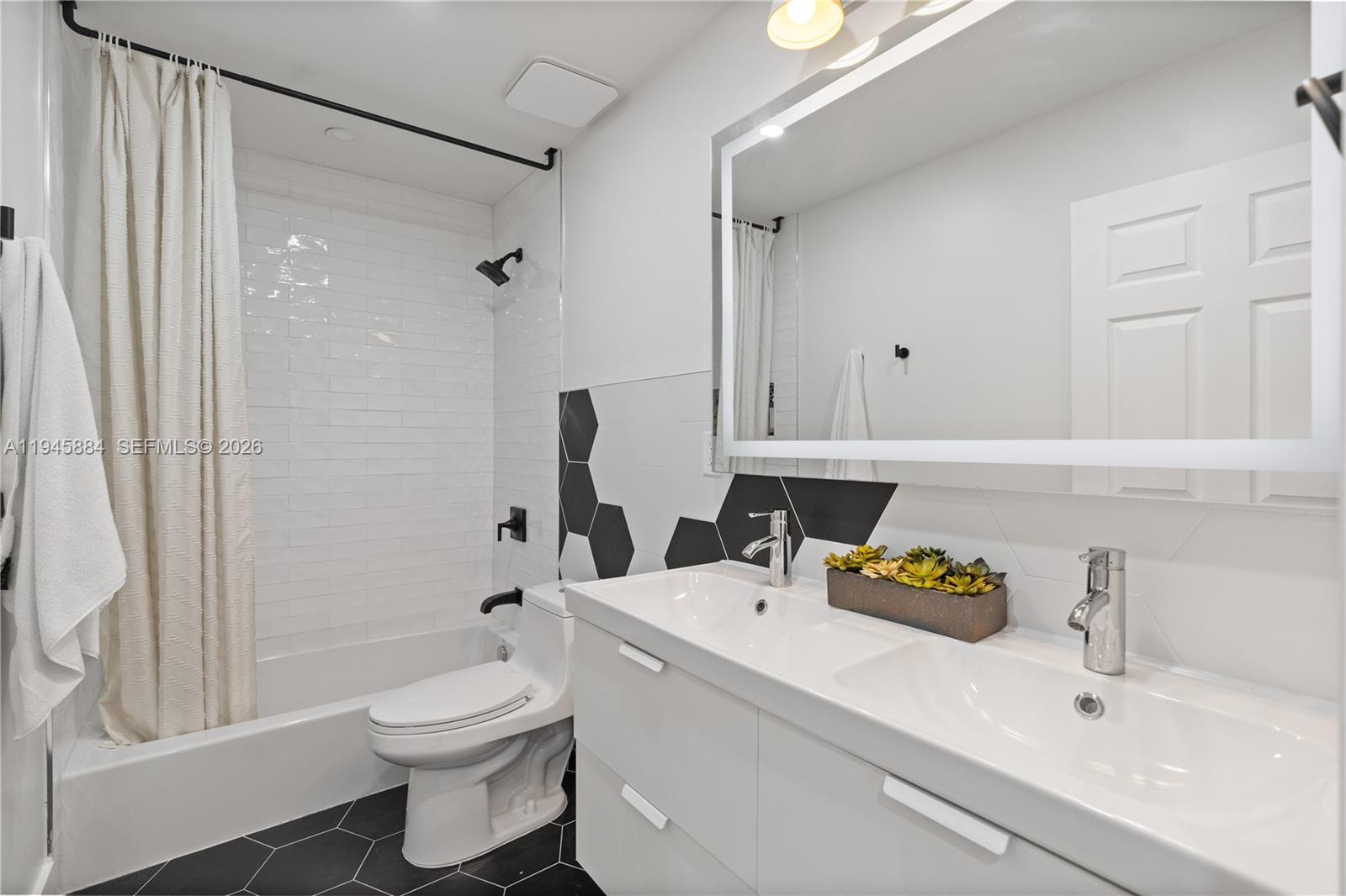 BISCAYNE LAWN AMD PLAT - Residential