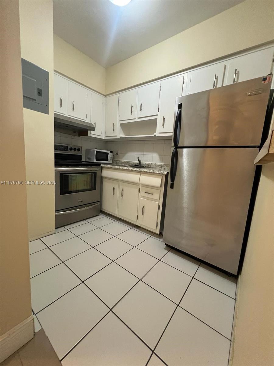 PASADENA GARDEN APARTMENT - Residential