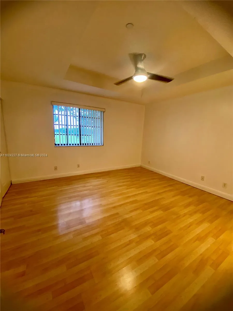 Weston, Florida 33332, United States, 4 Bedrooms Bedrooms, ,3 BathroomsBathrooms,Residential,Pending,52126