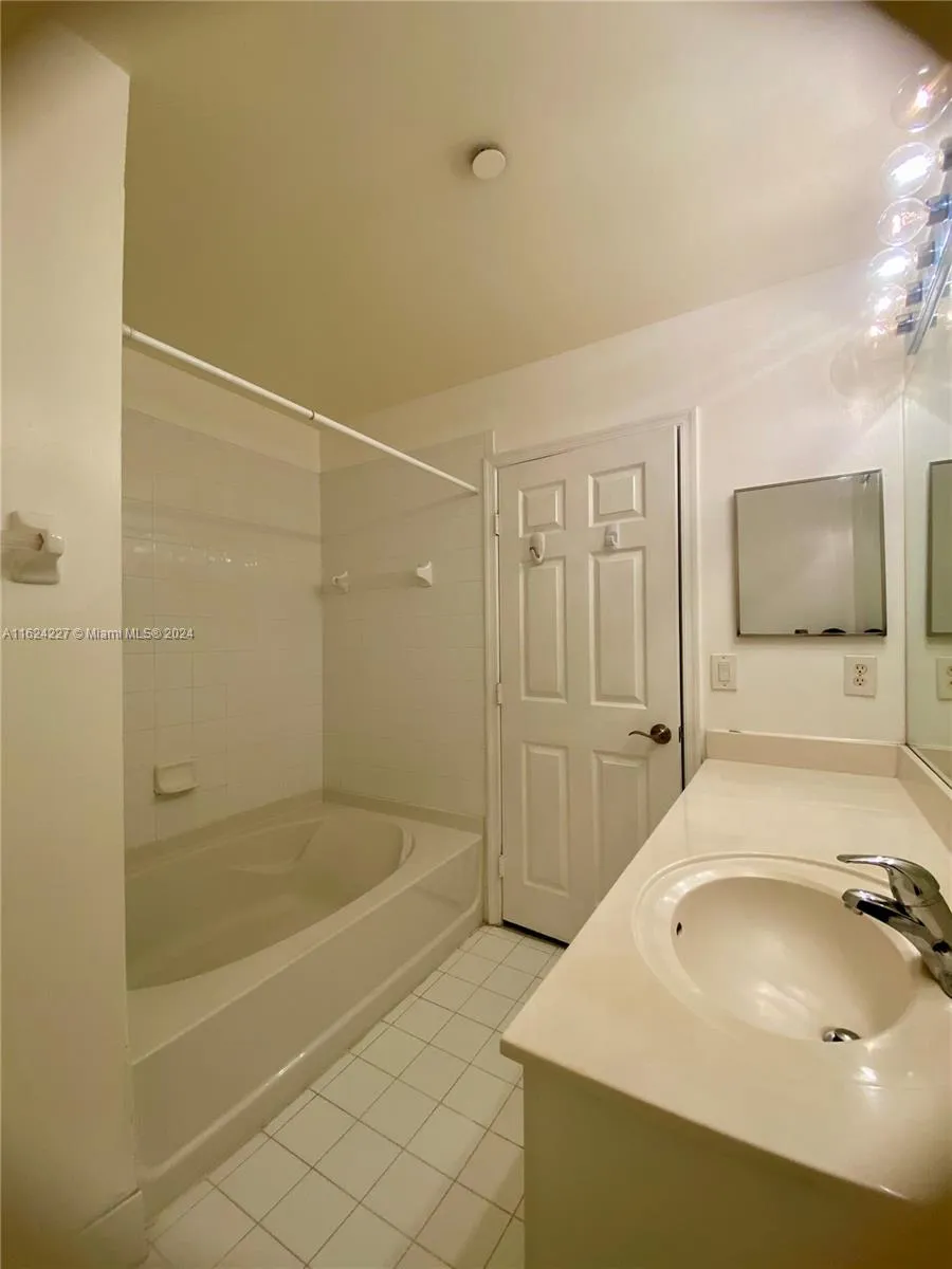 Weston, Florida 33332, United States, 4 Bedrooms Bedrooms, ,3 BathroomsBathrooms,Residential,Pending,52126