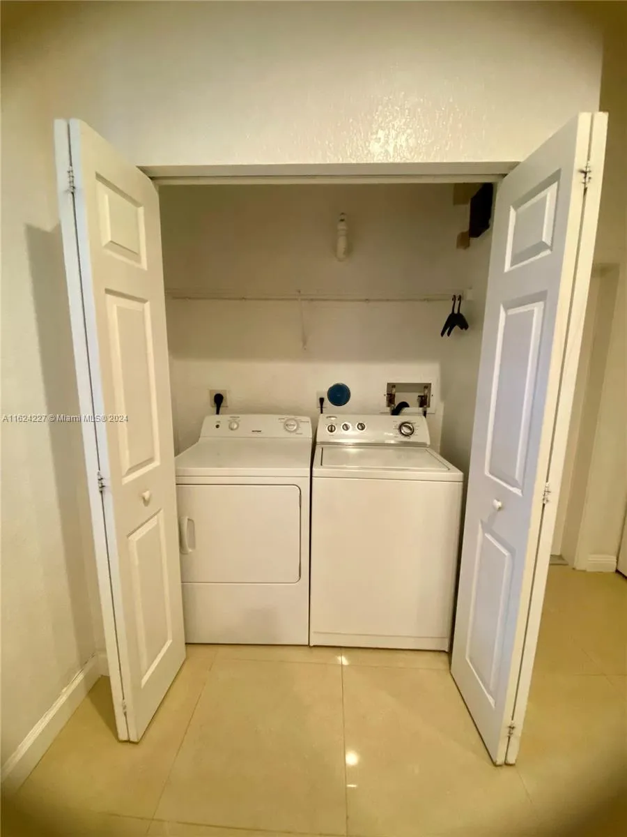 Weston, Florida 33332, United States, 4 Bedrooms Bedrooms, ,3 BathroomsBathrooms,Residential,Pending,52126