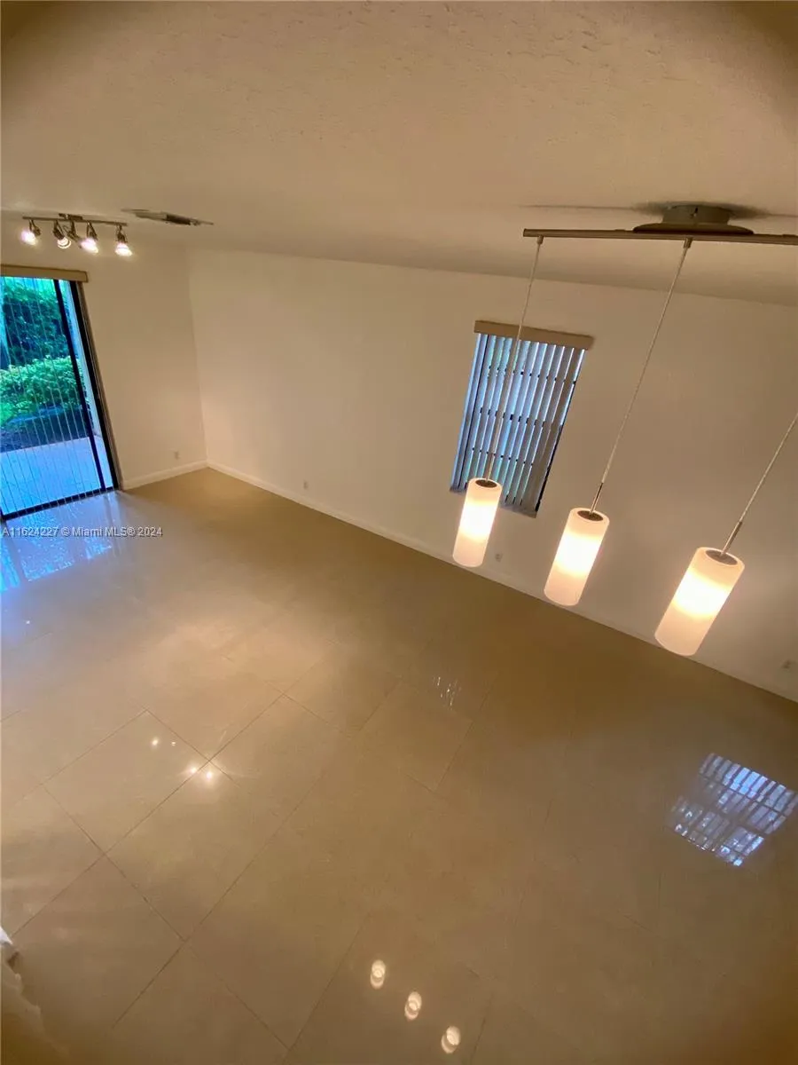 Weston, Florida 33332, United States, 4 Bedrooms Bedrooms, ,3 BathroomsBathrooms,Residential,Pending,52126